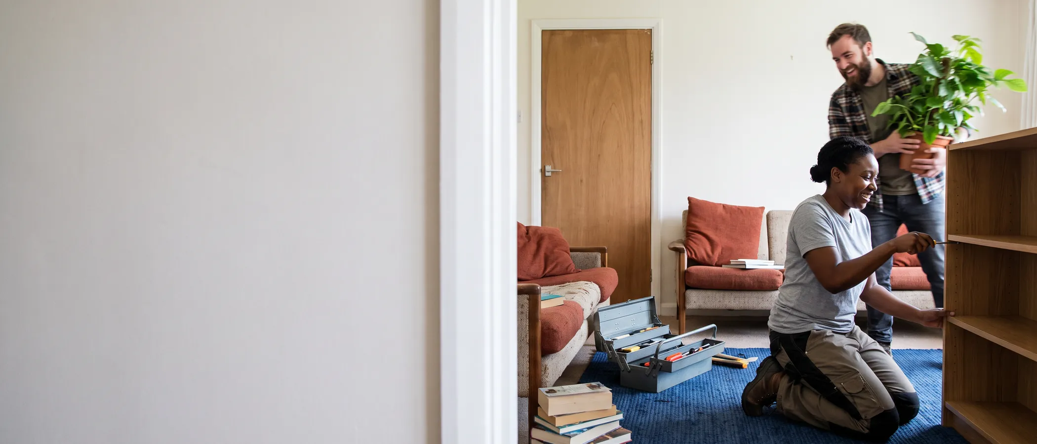 Un couple installe son salon dans un logement en cours d'emménagement
