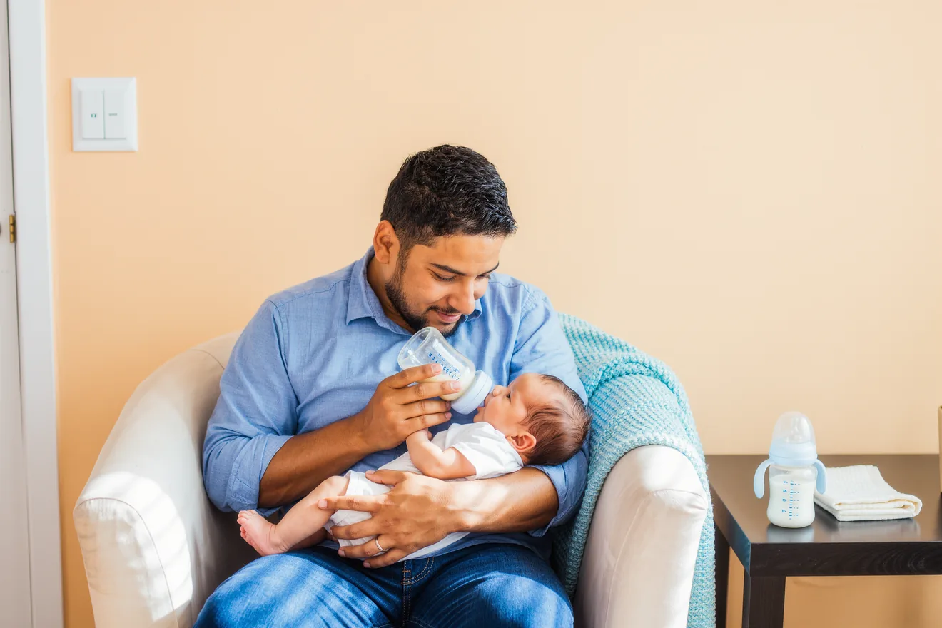 Photo d'illustration : Nourrir bébé au biberon