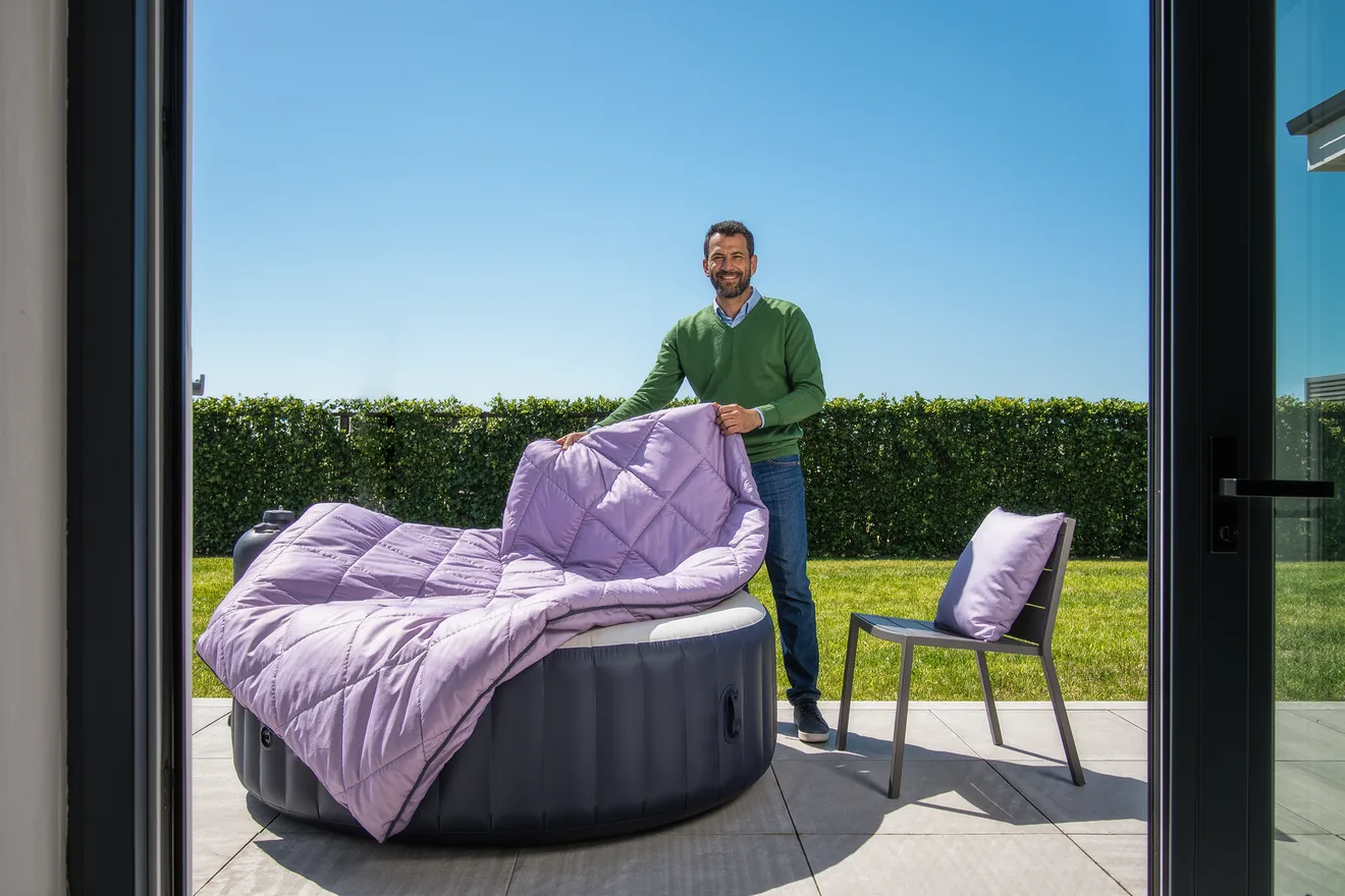 Photo d'illustration : Installer un spa gonflable au jardin ou sur la terrasse
