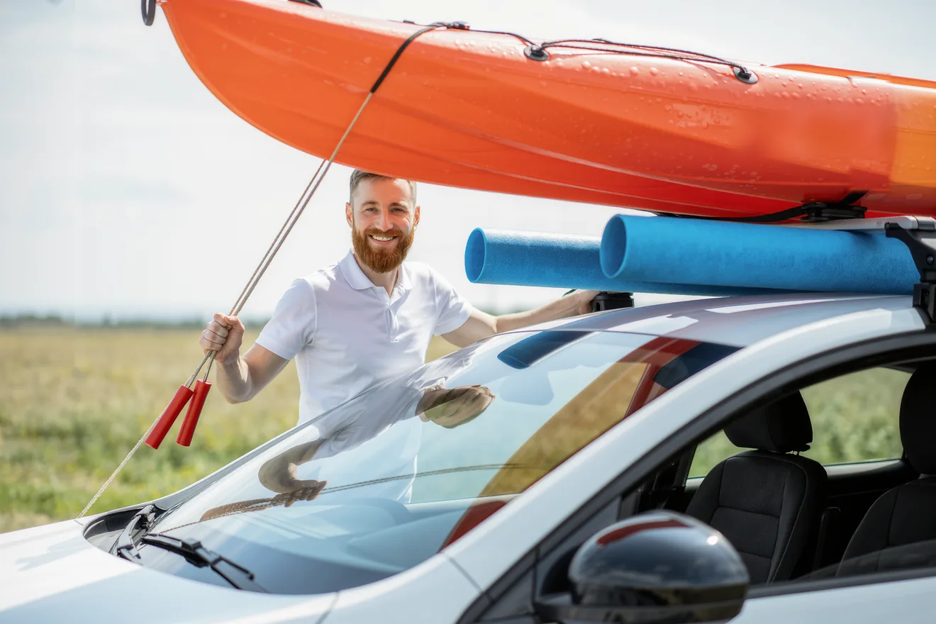 Photo d'illustration : Transporter un kayak sur sa voiture