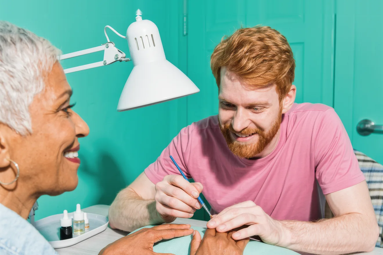 Photo d'illustration : Se lancer dans la pose d'ongles