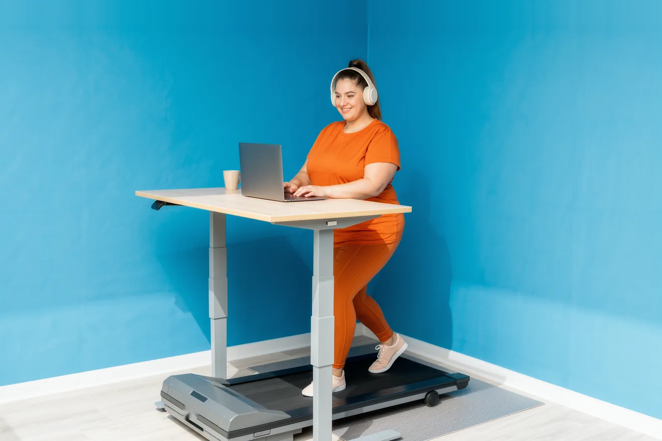 Photo d'illustration : Tapis de marche sous le bureau
