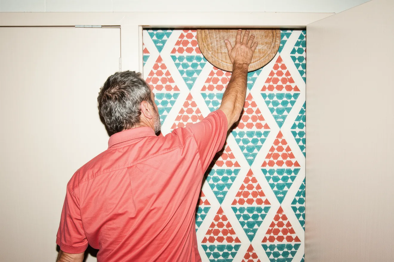 Photo d'illustration : Poser du papier peint